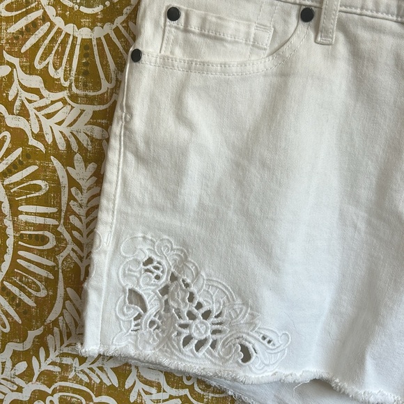 NWT Torrid White Denim Mid Rise Frayed Hem Embroidered 3.5” Shorts Size 20 - Picture 4 of 10